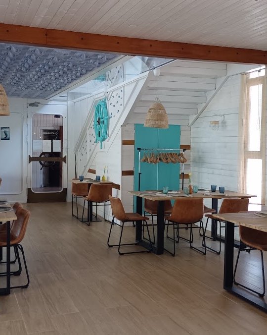 Interior de La Taramela, gastrobar en el Puerto de Motril