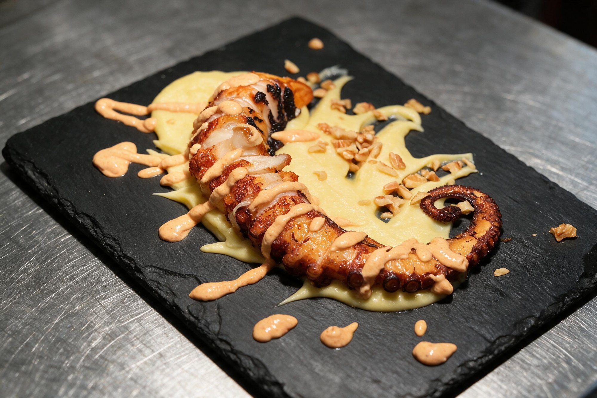 Pulpo crujiente con muselina de patata y ali-oli de pimientos